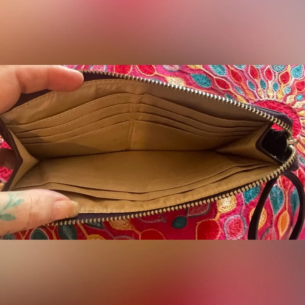 Beautiful Coach purple leather wristlet. EUC. Approximately 7 x 4“. - Picture 8 of 9